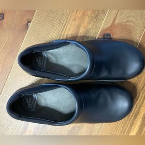 Women’s black Dansko shoes. Size 41. Slip resistant. Excellent Condition.